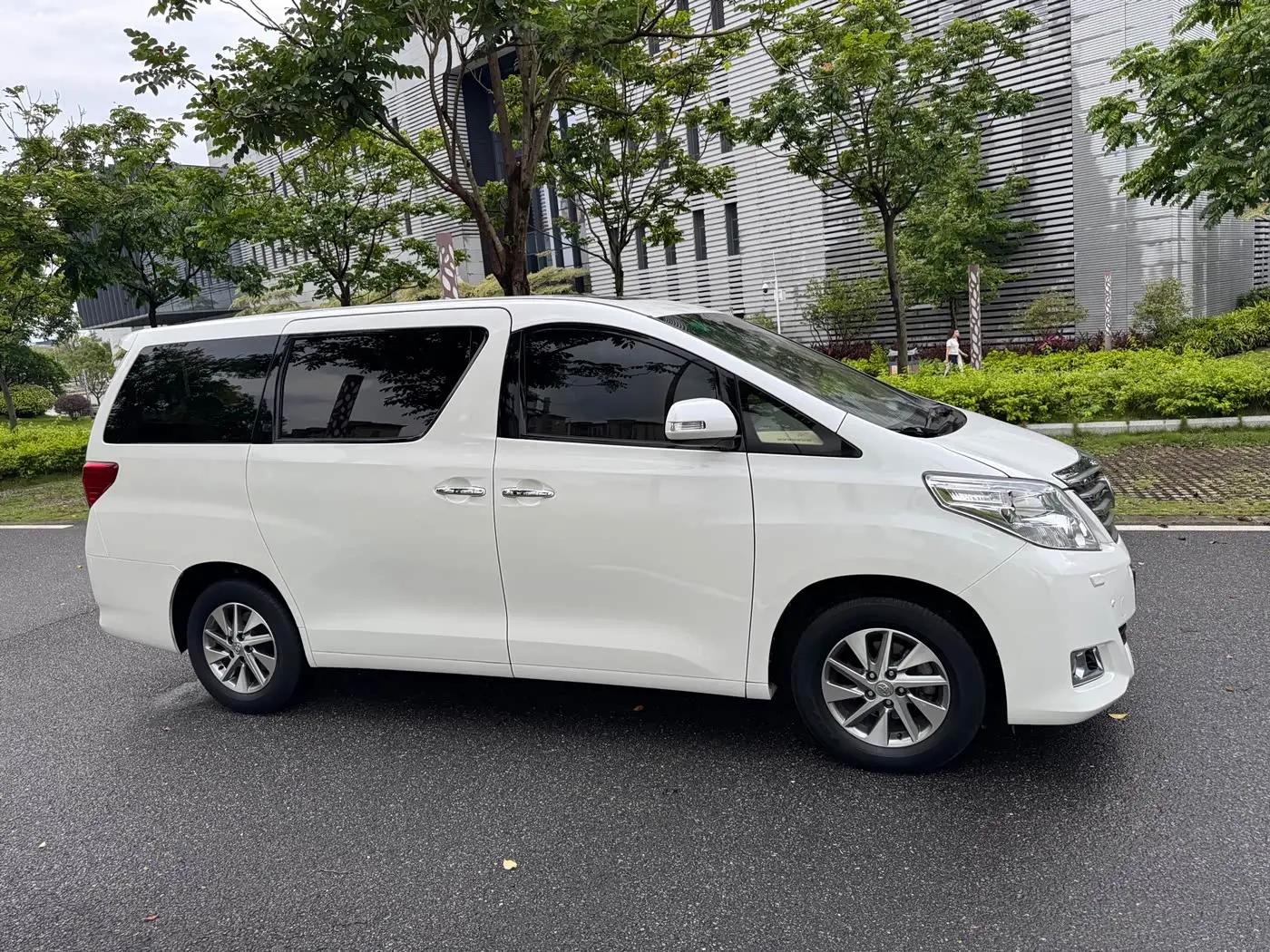 Toyota Alphard 2013 — Photo 5/20