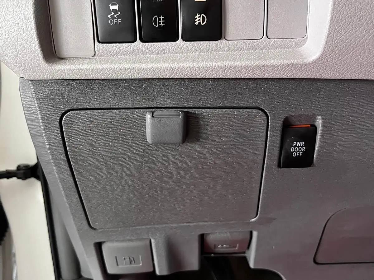 Toyota Sienna 2017 — ფოტო 13/19