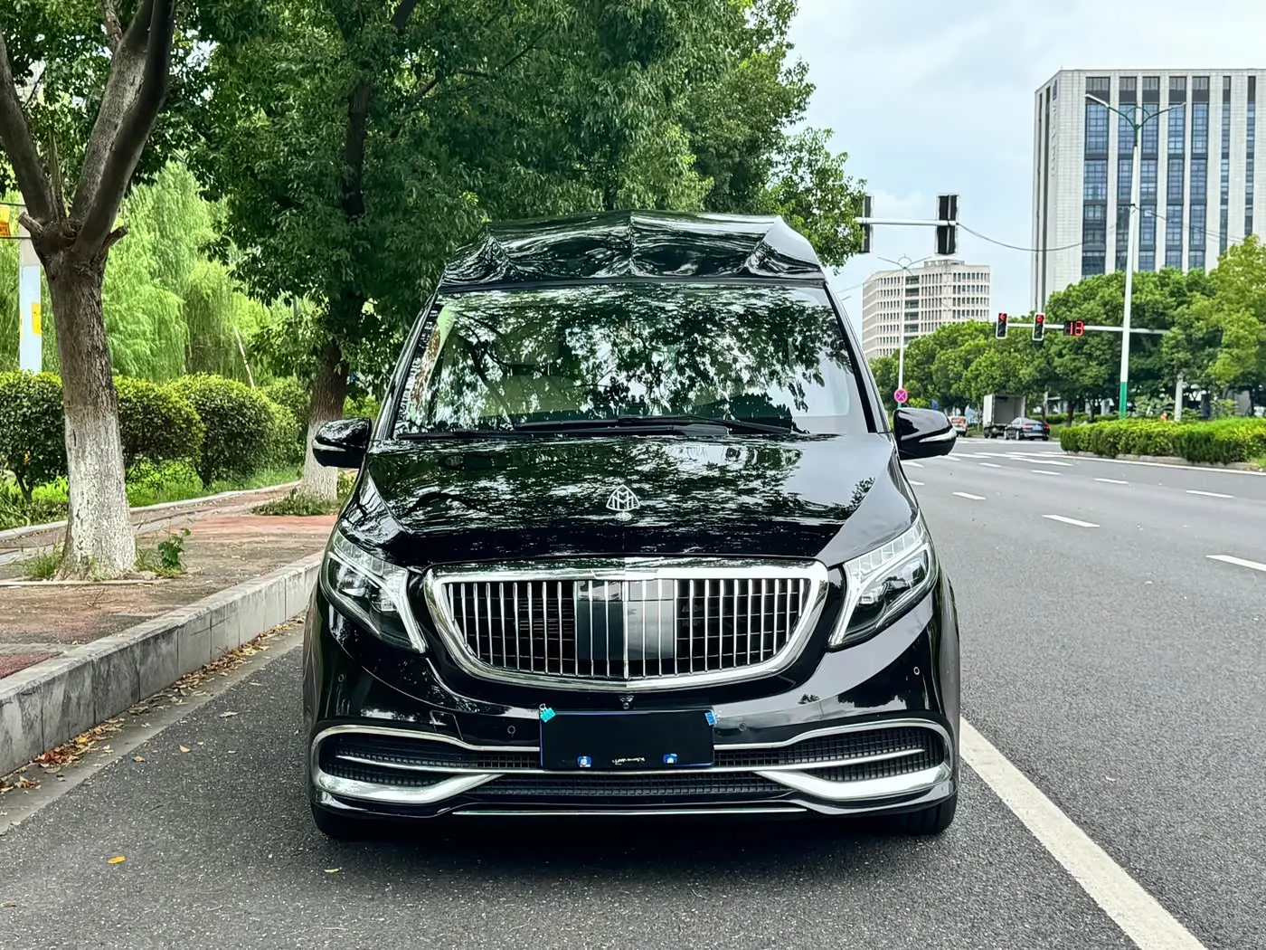 Mercedes-Benz V-Class 2022 — Photo 2/11