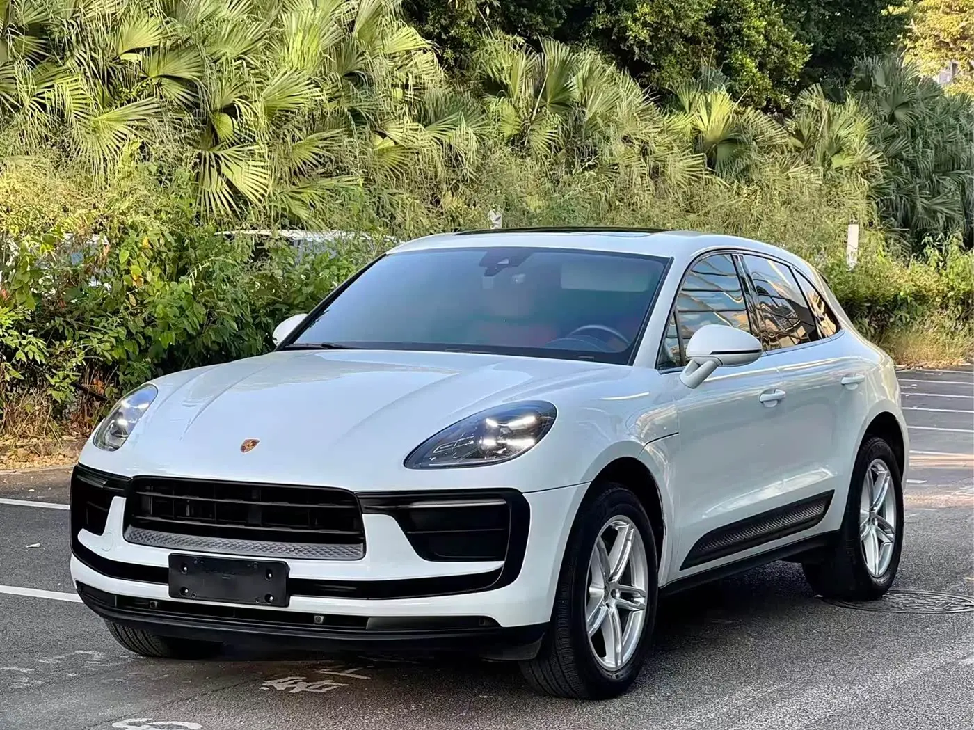 Porsche Macan 2022 — Photo 1/14