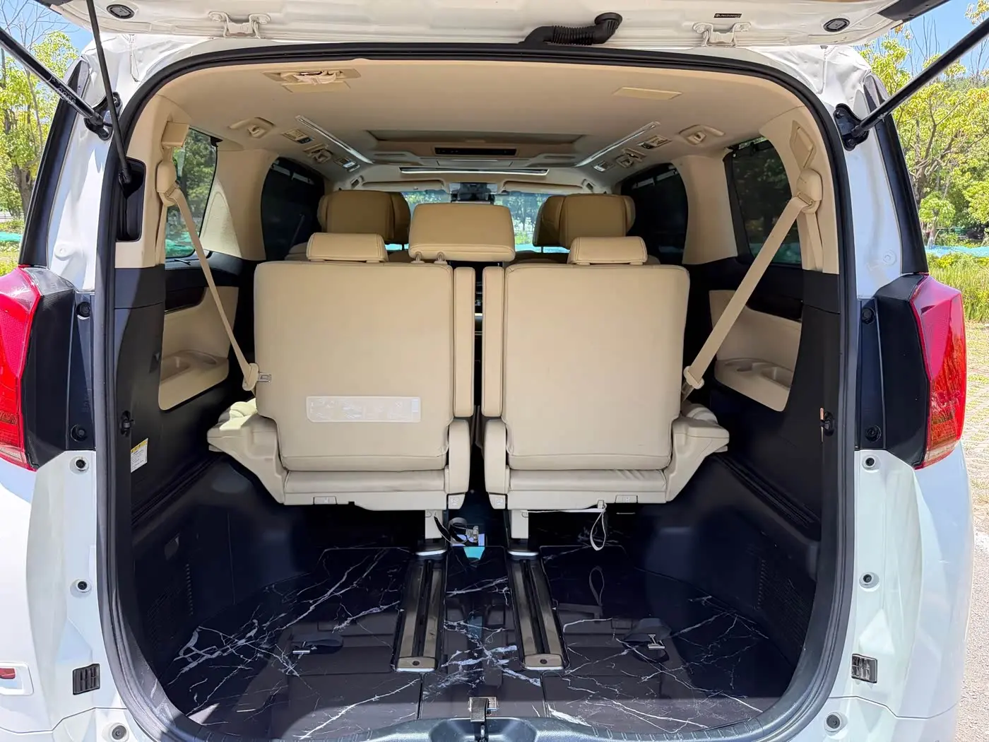 Toyota Alphard 2023 — Photo 15/20