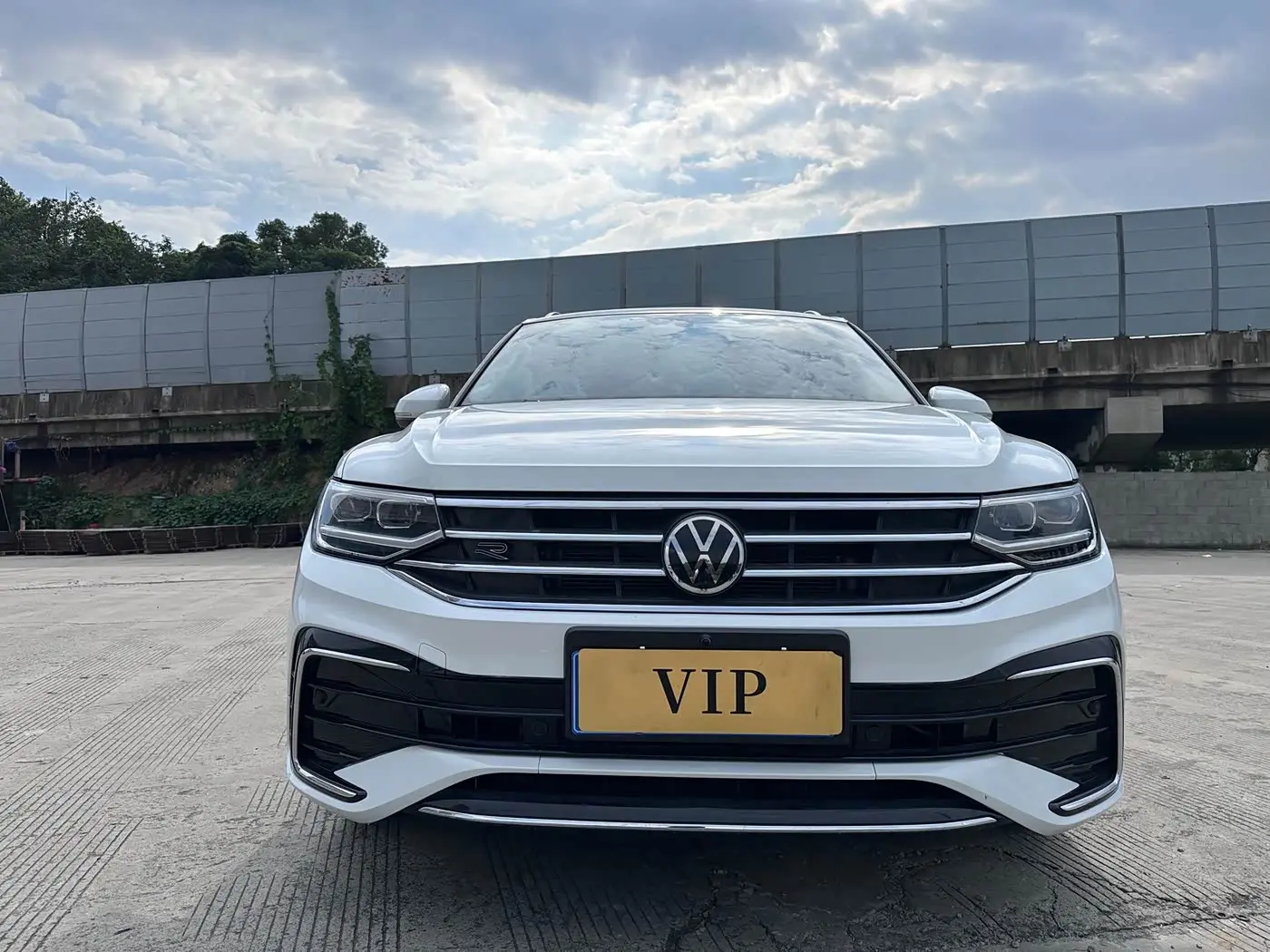 Volkswagen Tiguan L 2024 — Фото 2/9