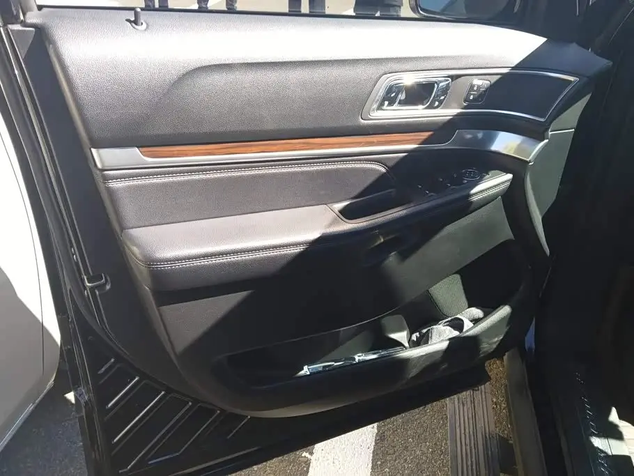 Ford Explorer 2018 — Photo 7/16