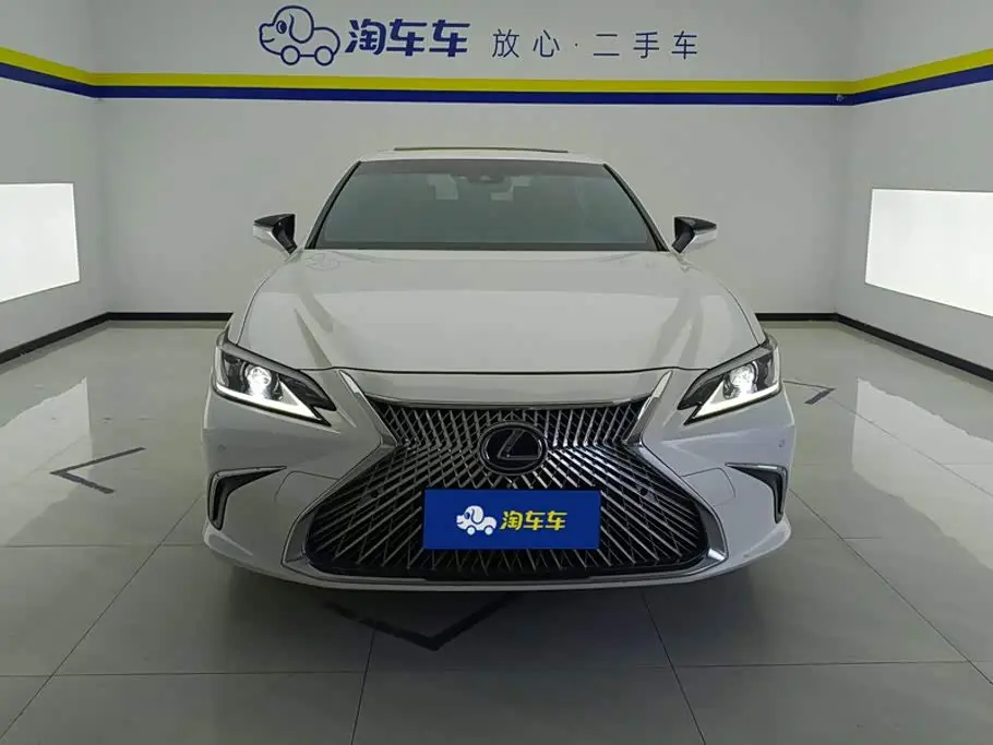 Lexus ES 2020 — Photo 2/16