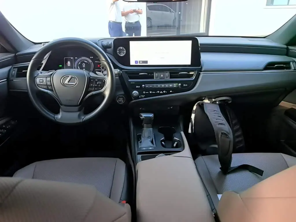 Lexus ES 2023 — Photo 10/20
