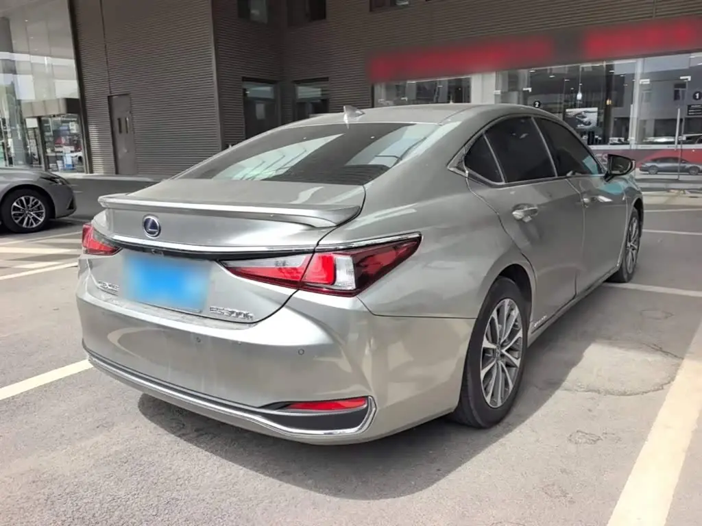 Lexus ES 2021 — Photo 7/20