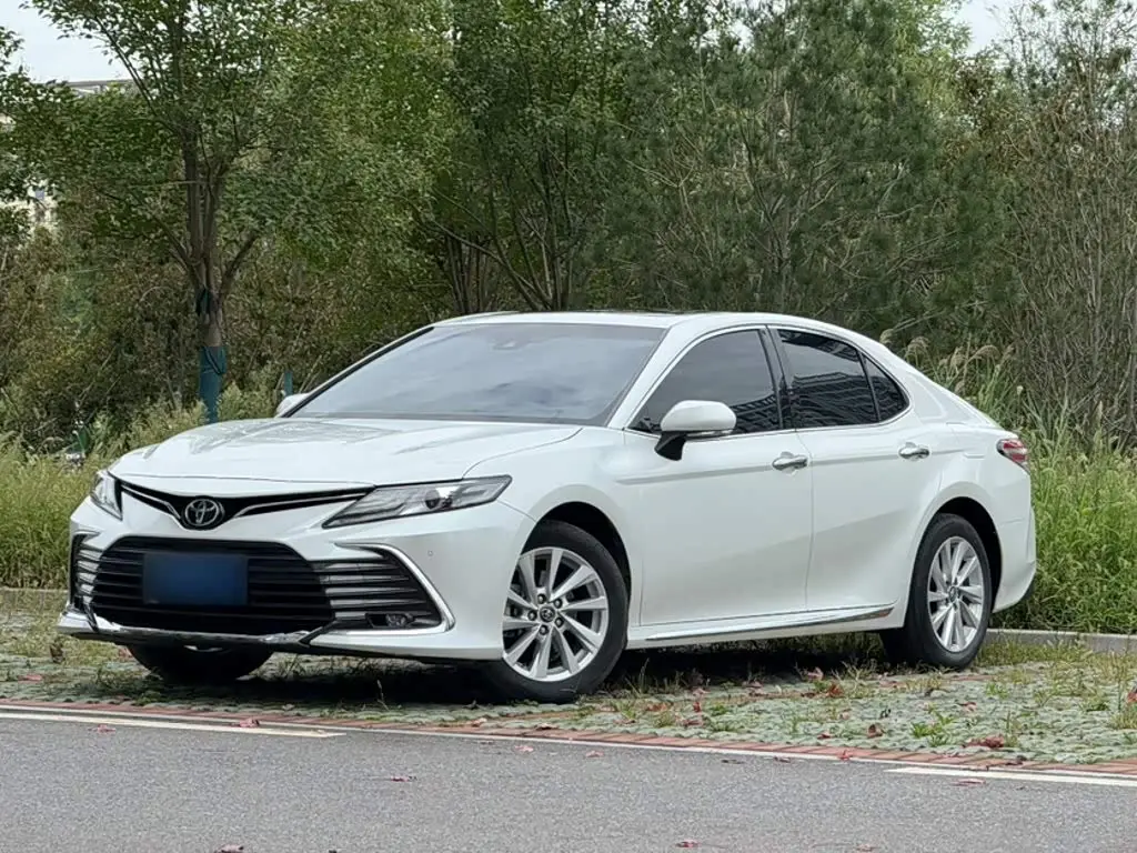 Toyota Camry 2023 — Фото 2/20