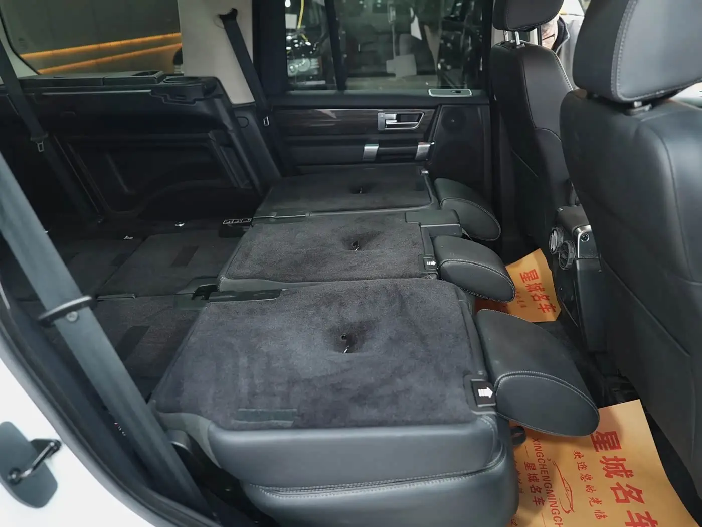 Land Rover Discovery 2016 — Photo 19/20
