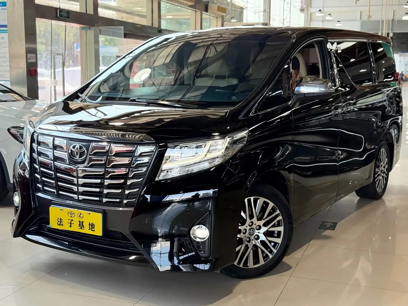 Toyota Alphard 2018 — Фото 1/20