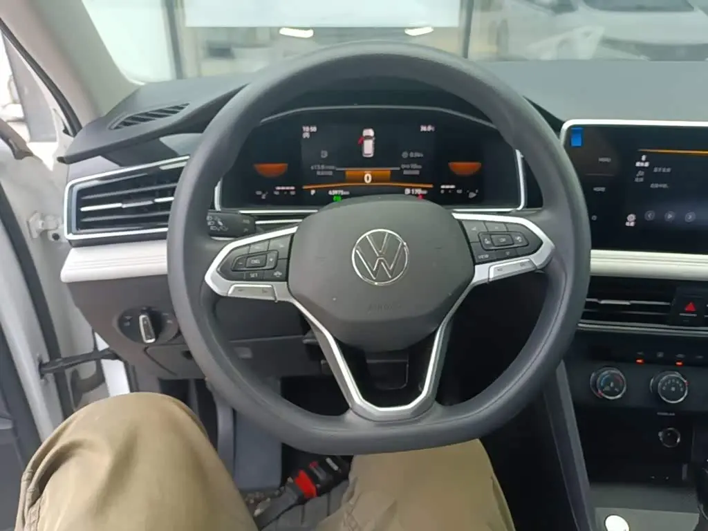 Volkswagen Tiguan L 2022 — Photo 11/20