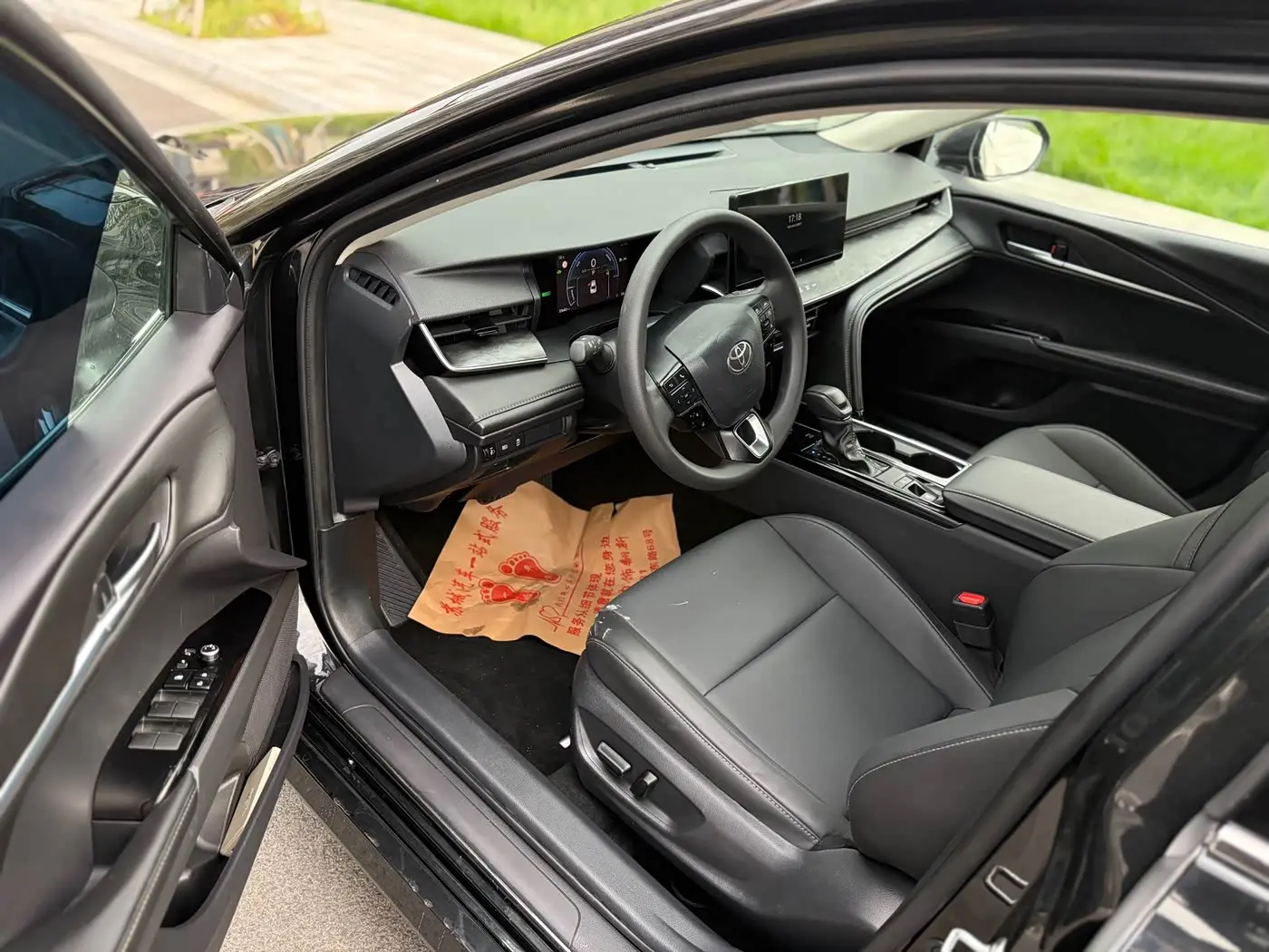 Toyota Camry 2024 — Photo 8/15