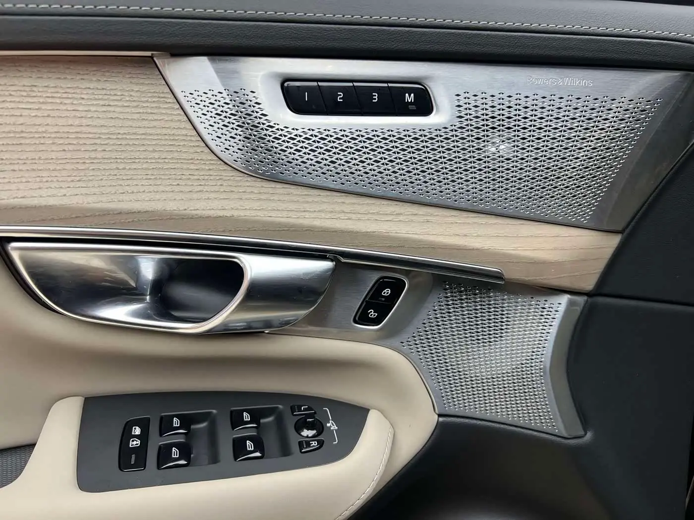 Volvo XC90 Plug-in Hybrid 2025 — Photo 6/20