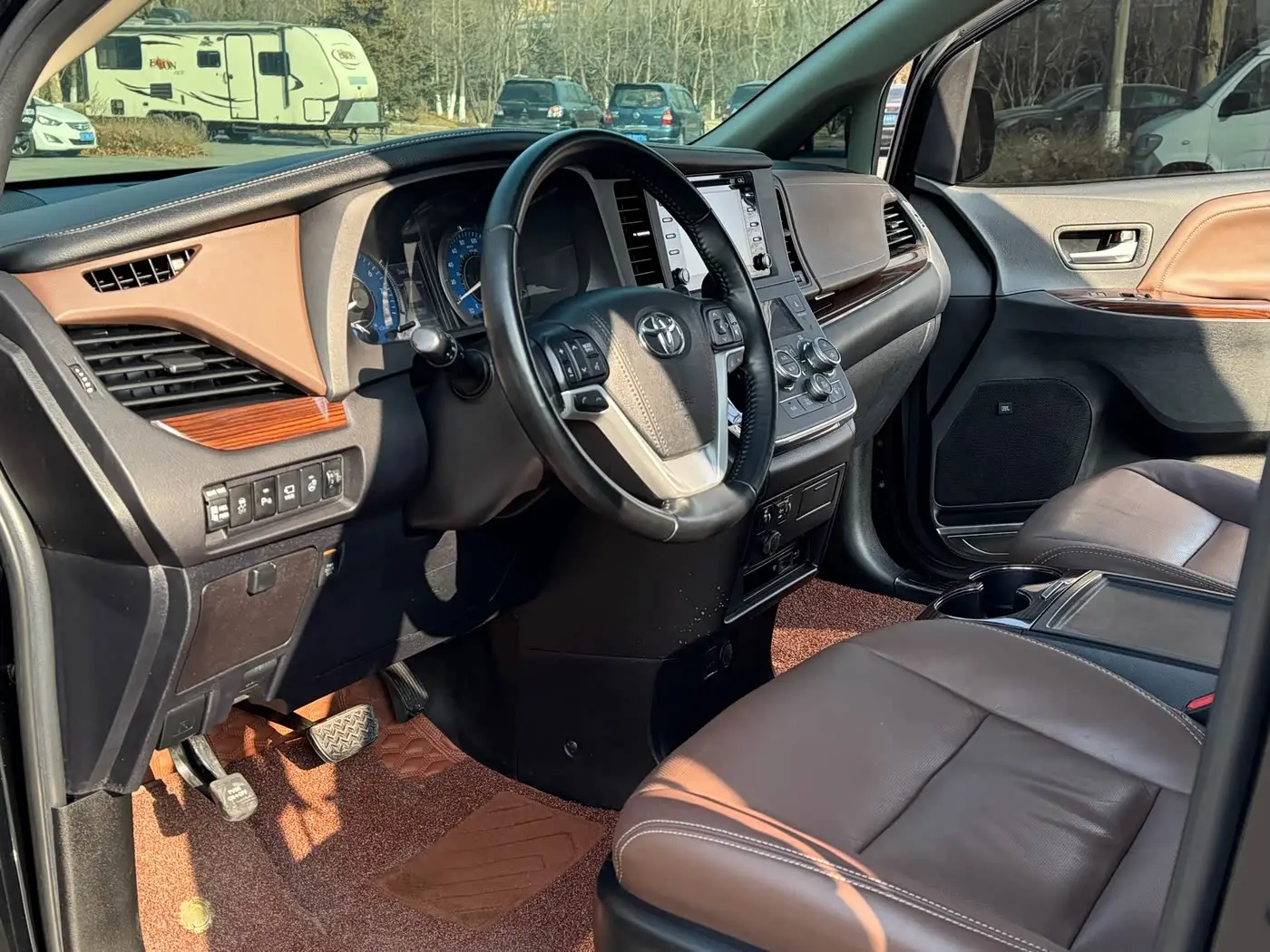 Toyota Sienna 2018 — Фото 7/16
