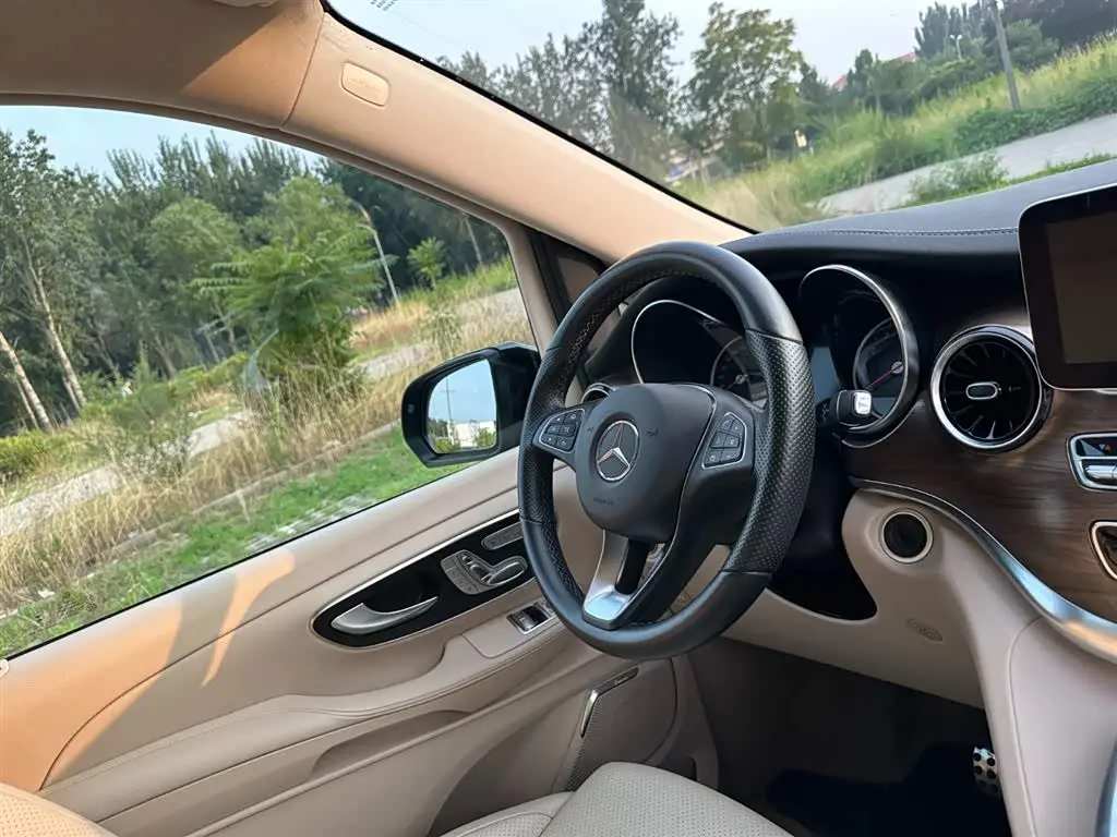 Mercedes-Benz V-Class 2023 — Photo 17/20