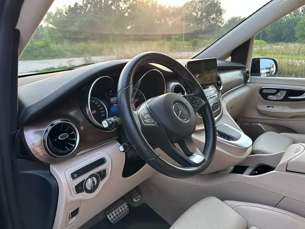 Mercedes-Benz V-Class 2023 — Photo 10/20