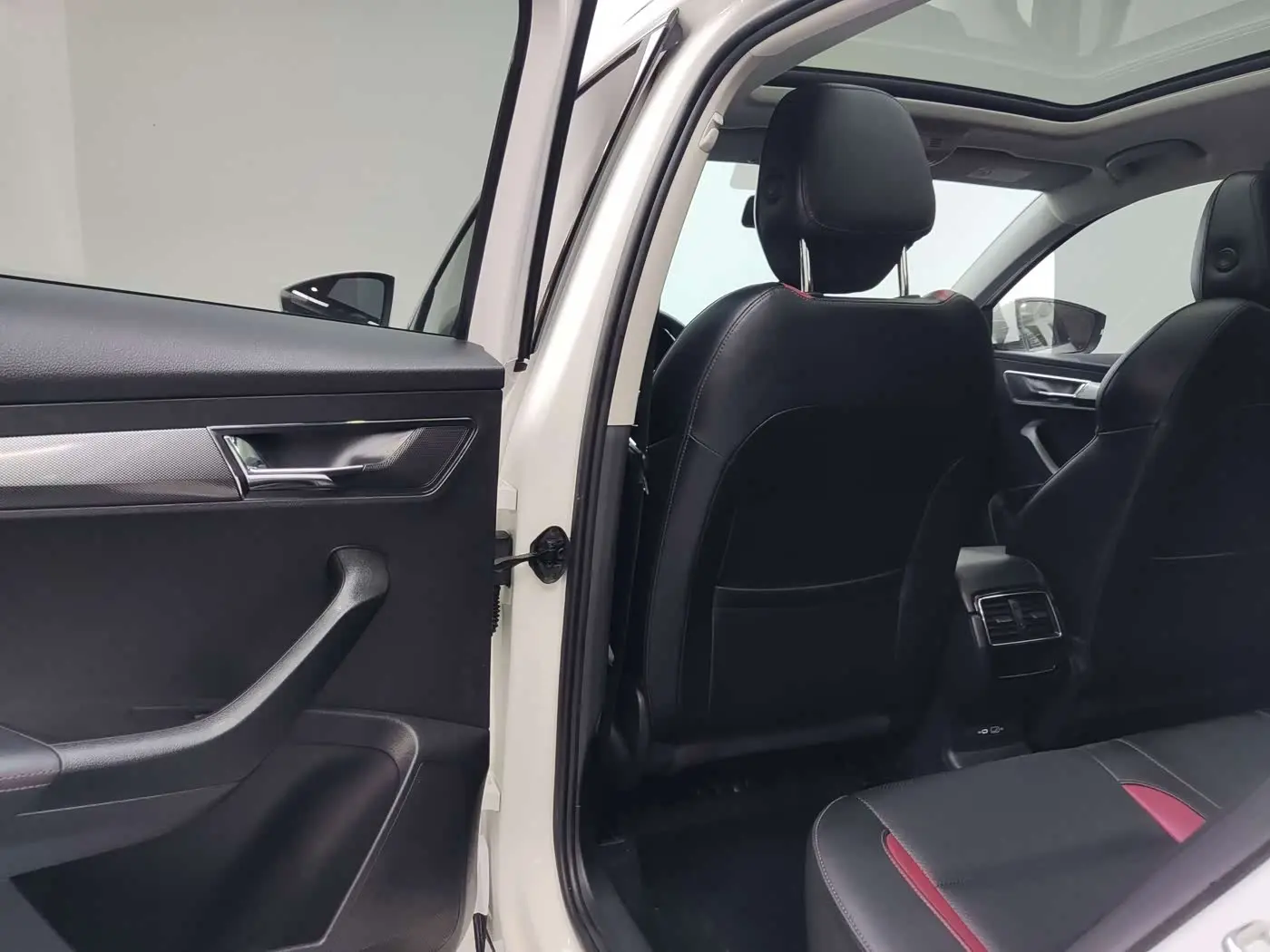 Škoda Karoq 2023 — Photo 9/18
