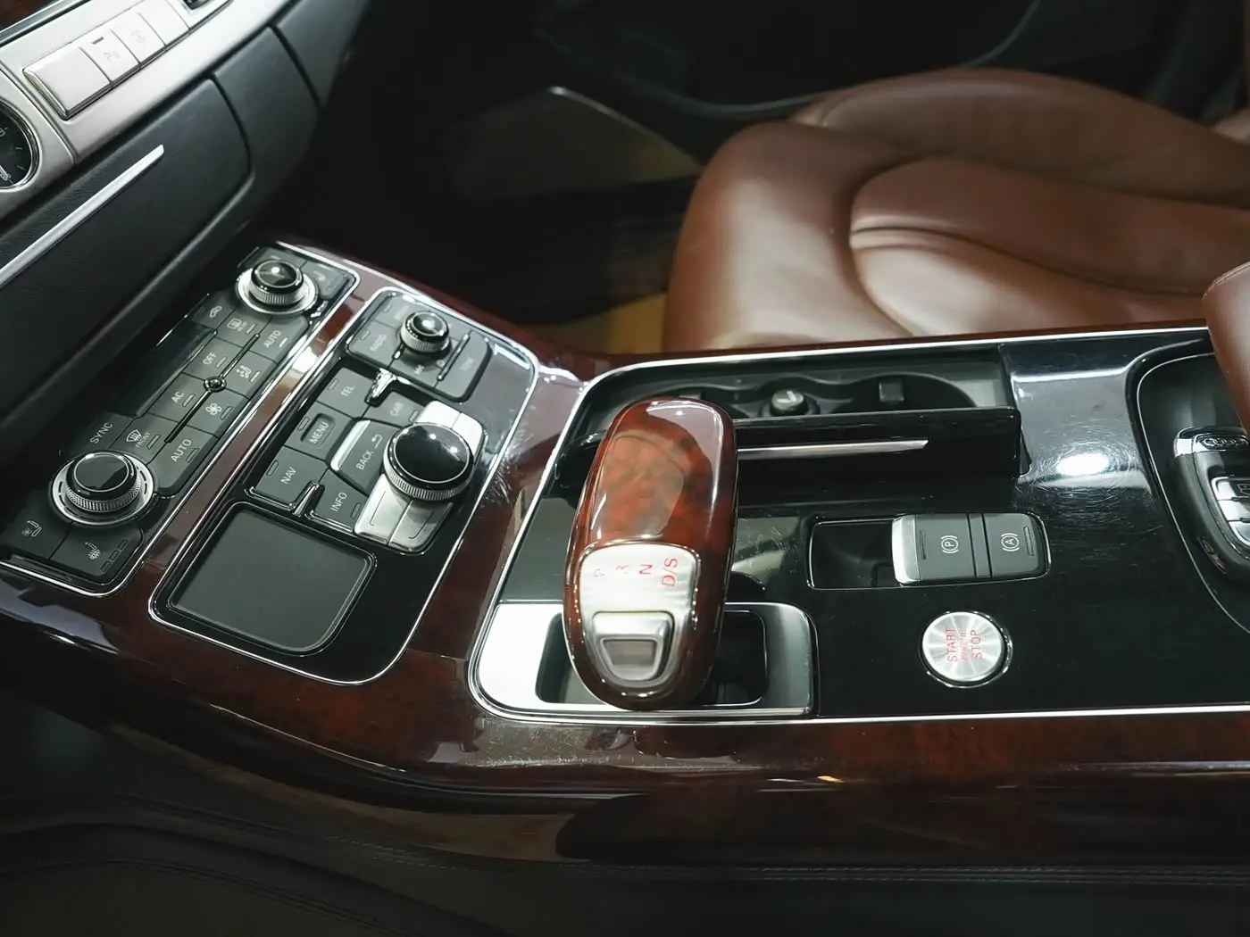 Audi A8 2012 — Şəkil 19/20