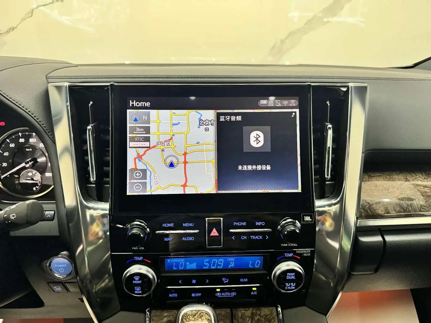 Toyota Alphard 2022 — Photo 10/20