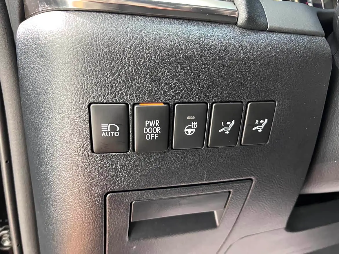 Lexus LM 2023 — Photo 16/20
