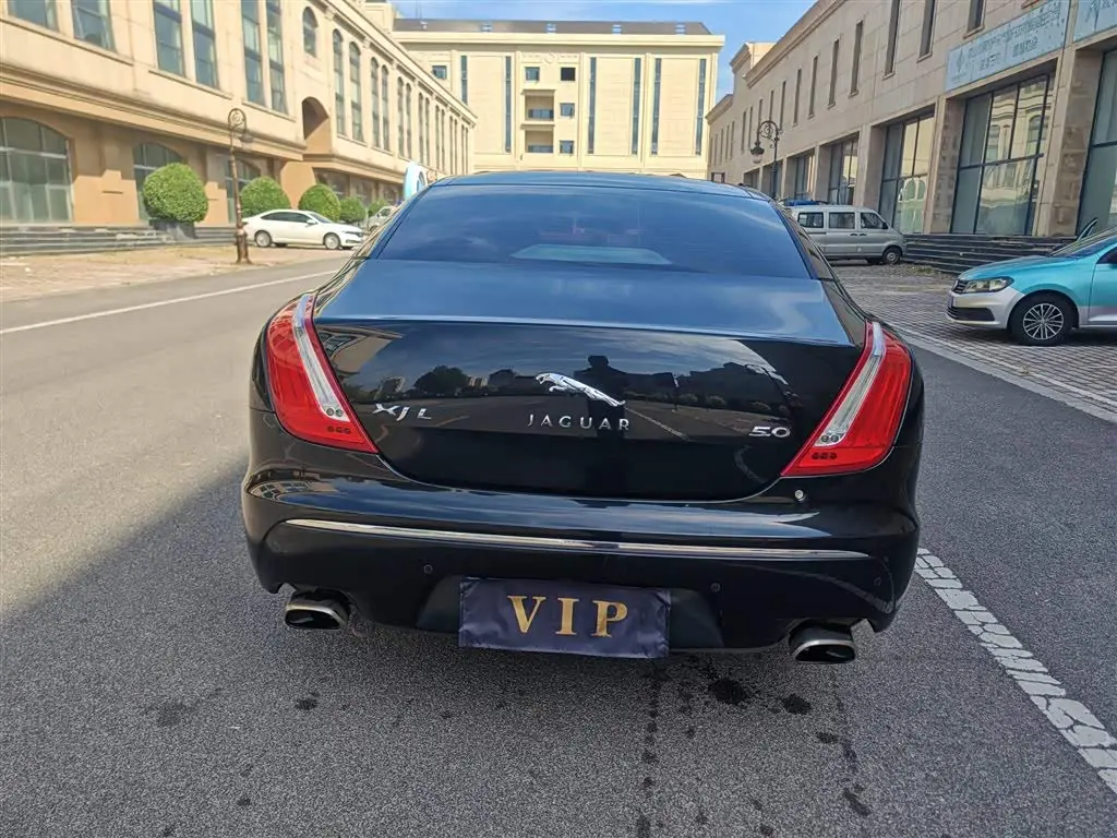 Jaguar XJ 2012 — Photo 15/16