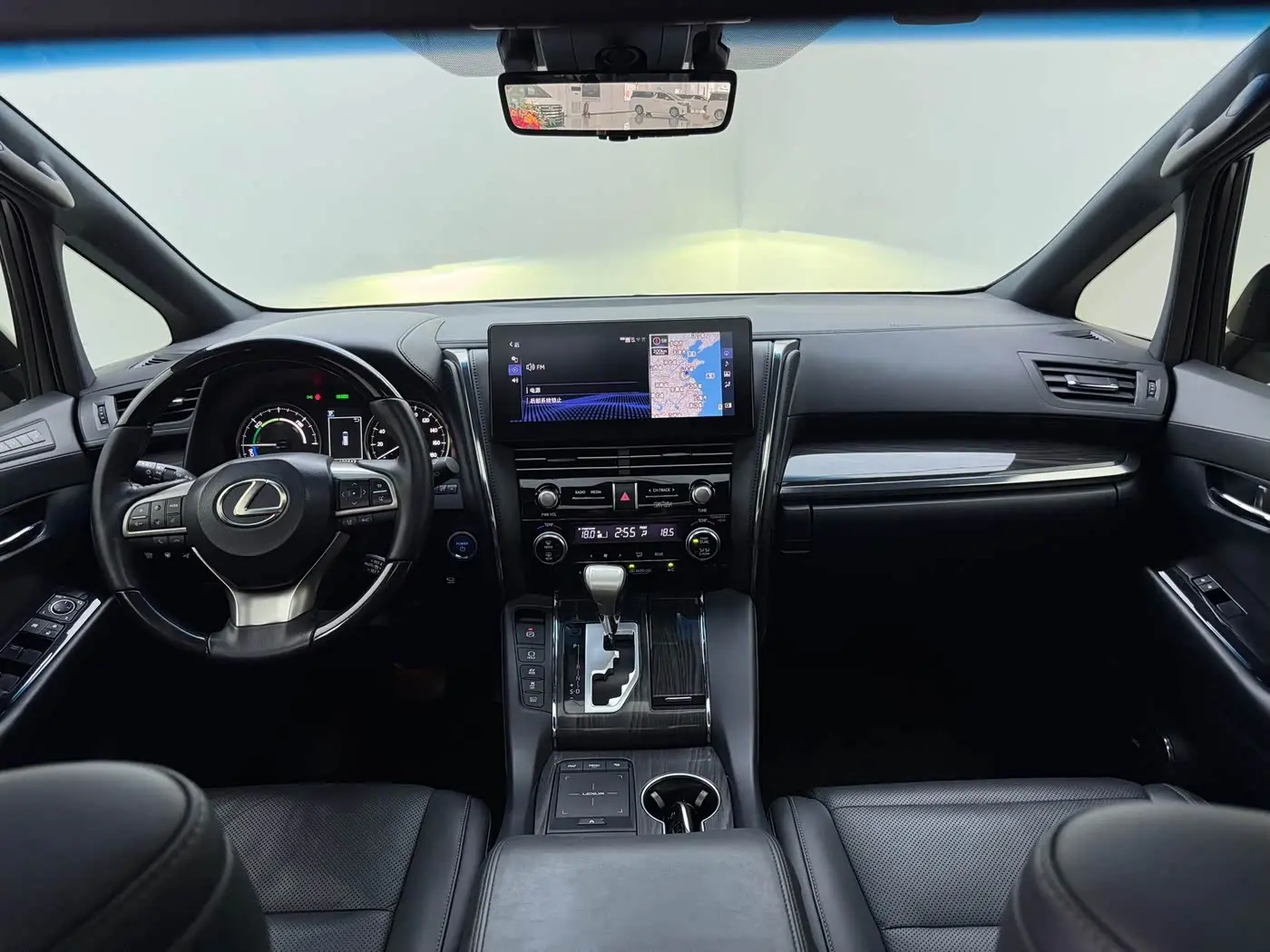 Lexus LM 2020 — Photo 9/14
