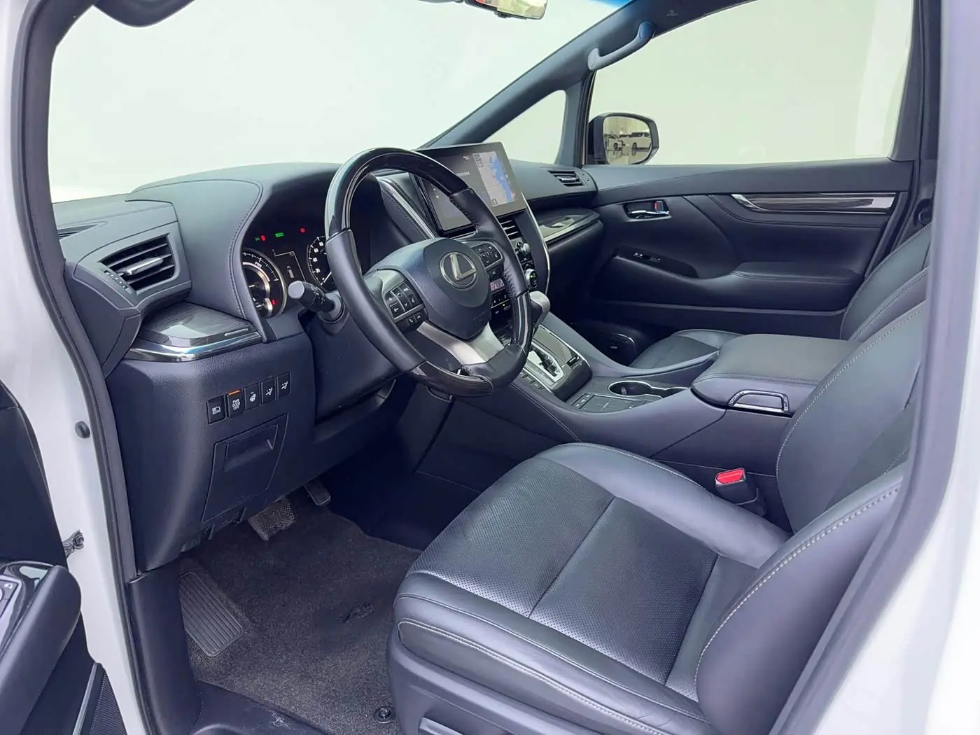 Lexus LM 2020 — Photo 4/14