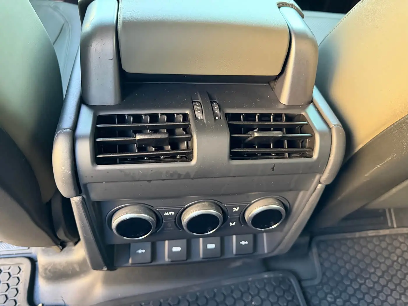 Land Rover Defender 2021 — Photo 9/17