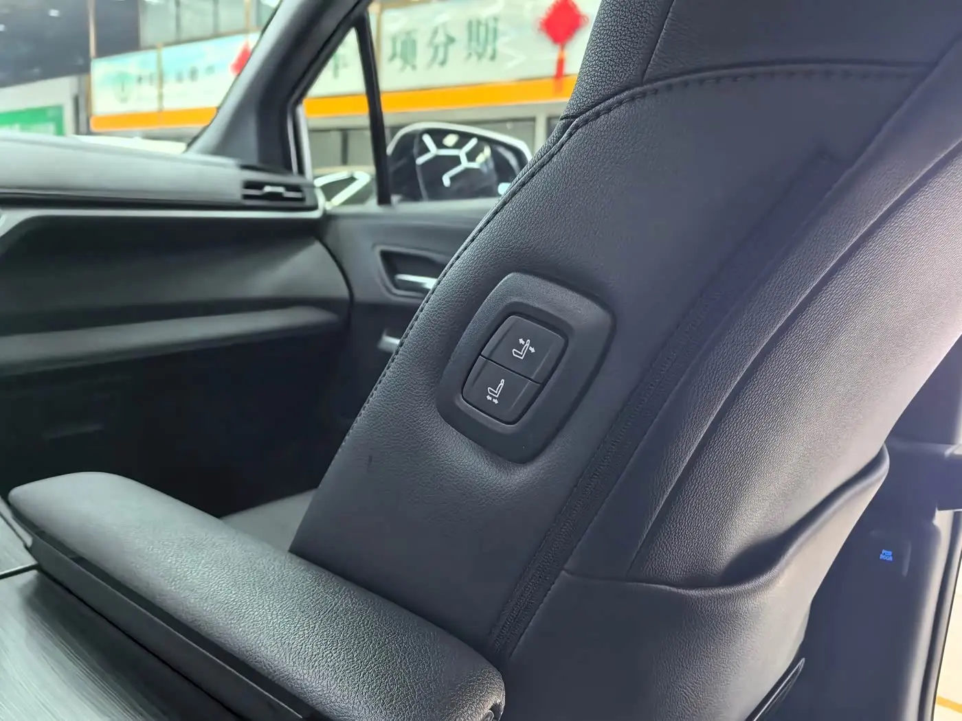 Toyota Sienna 2023 — Фото 16/19