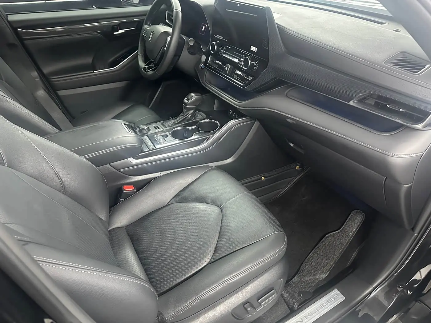 Toyota Crown Kluger 2023 — Photo 13/16