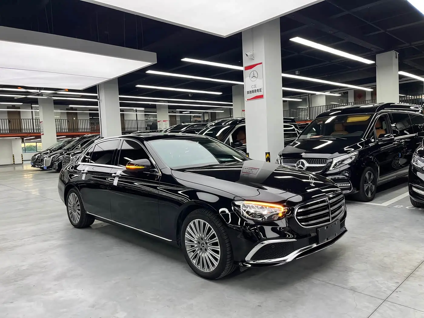 Mercedes-Benz E-Class 2023 — Photo 3/12