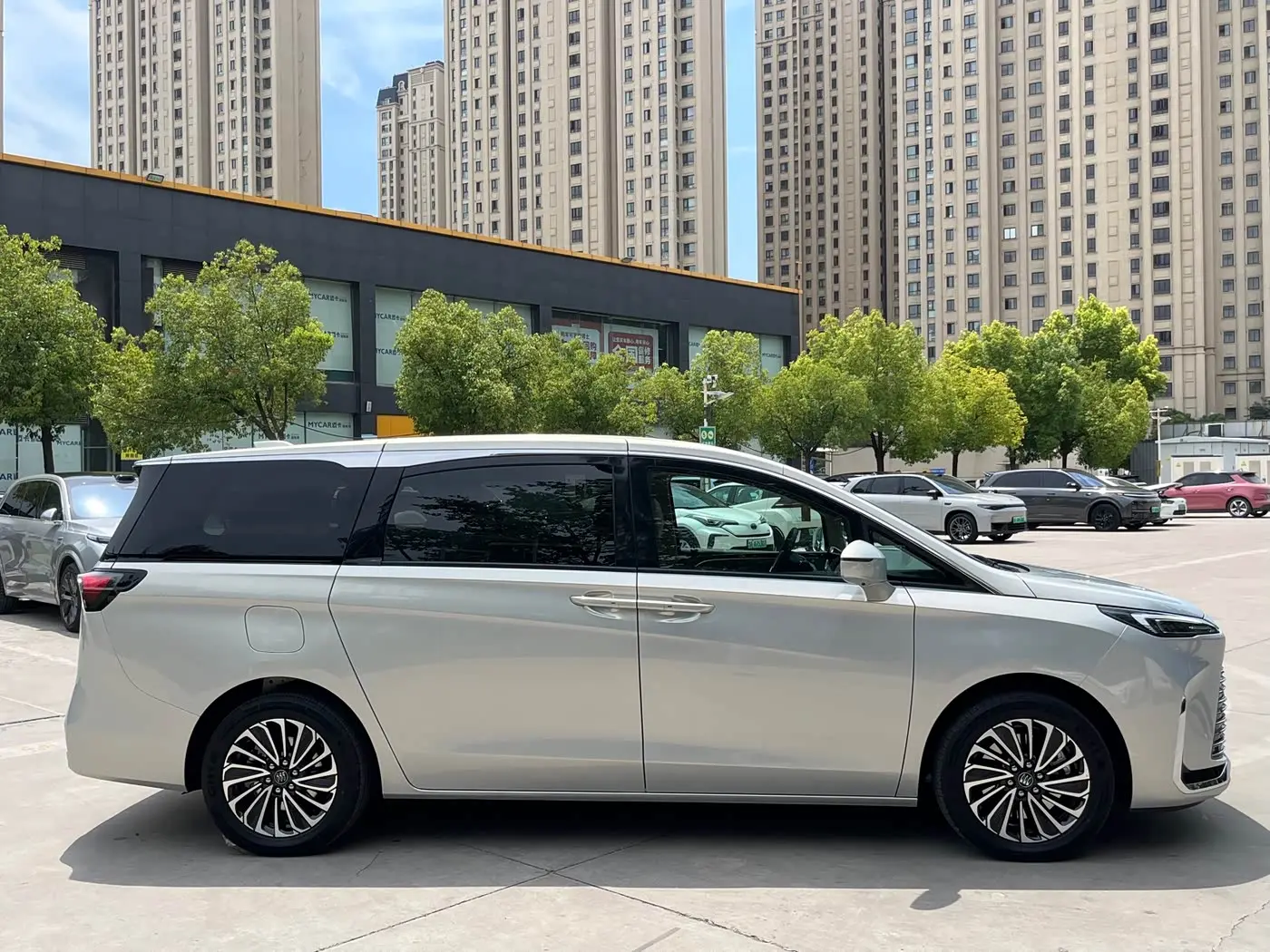 Buick GL8 New Energy 2025 — Photo 10/20