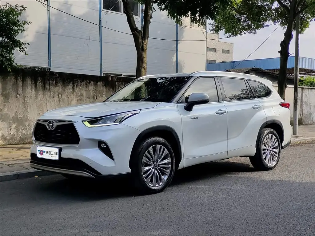 Toyota Highlander 2022 — Фото 1/11