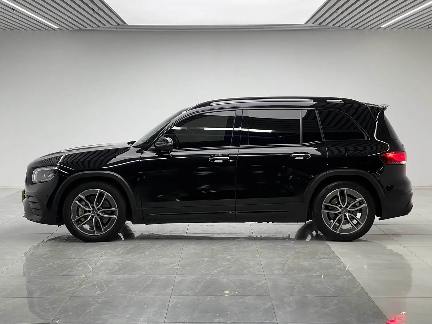 Mercedes-Benz GLB AMG 2022 — Photo 7/20
