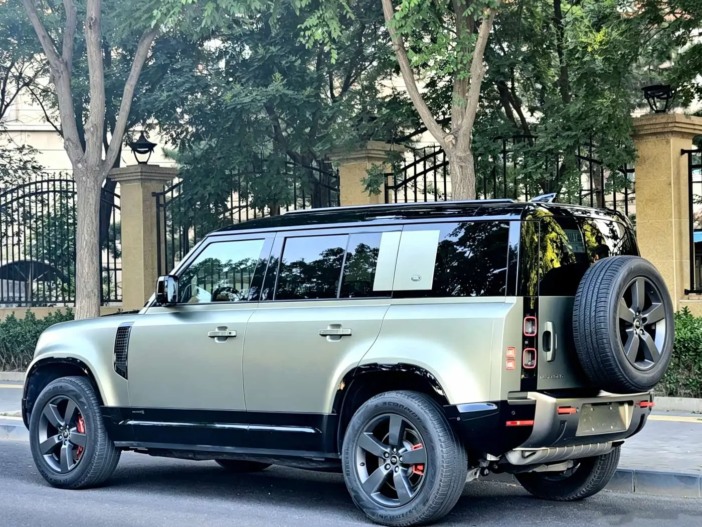 Land Rover Defender 2023 — Фото 3/20