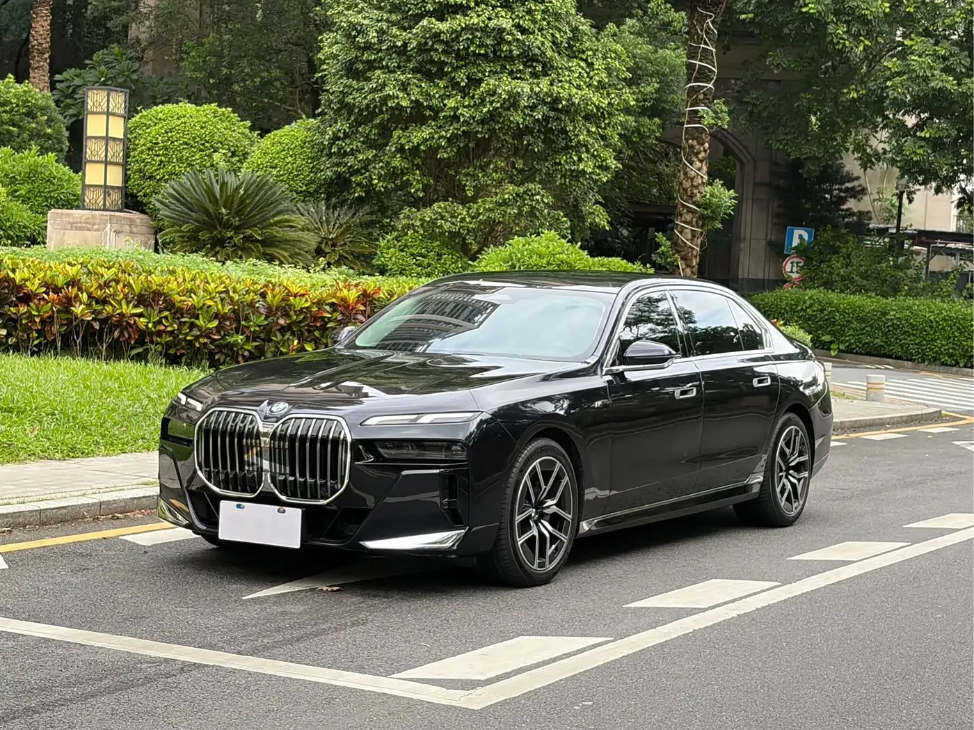 BMW 7 Series 2024 — Photo 2/17