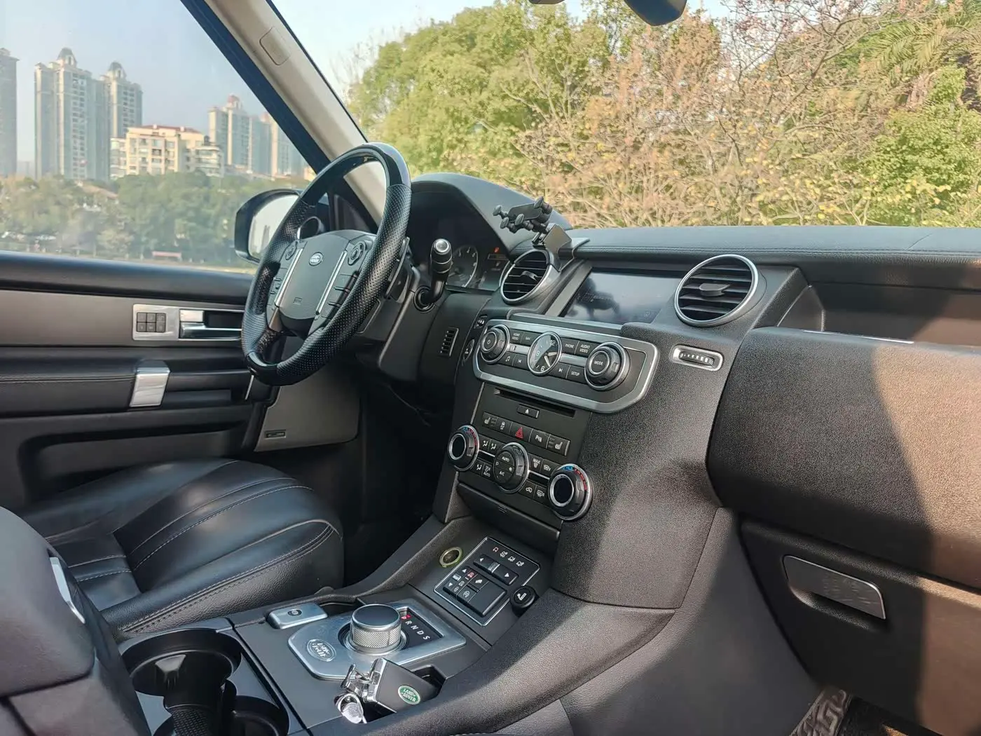 Land Rover Discovery 2017 — Photo 14/16