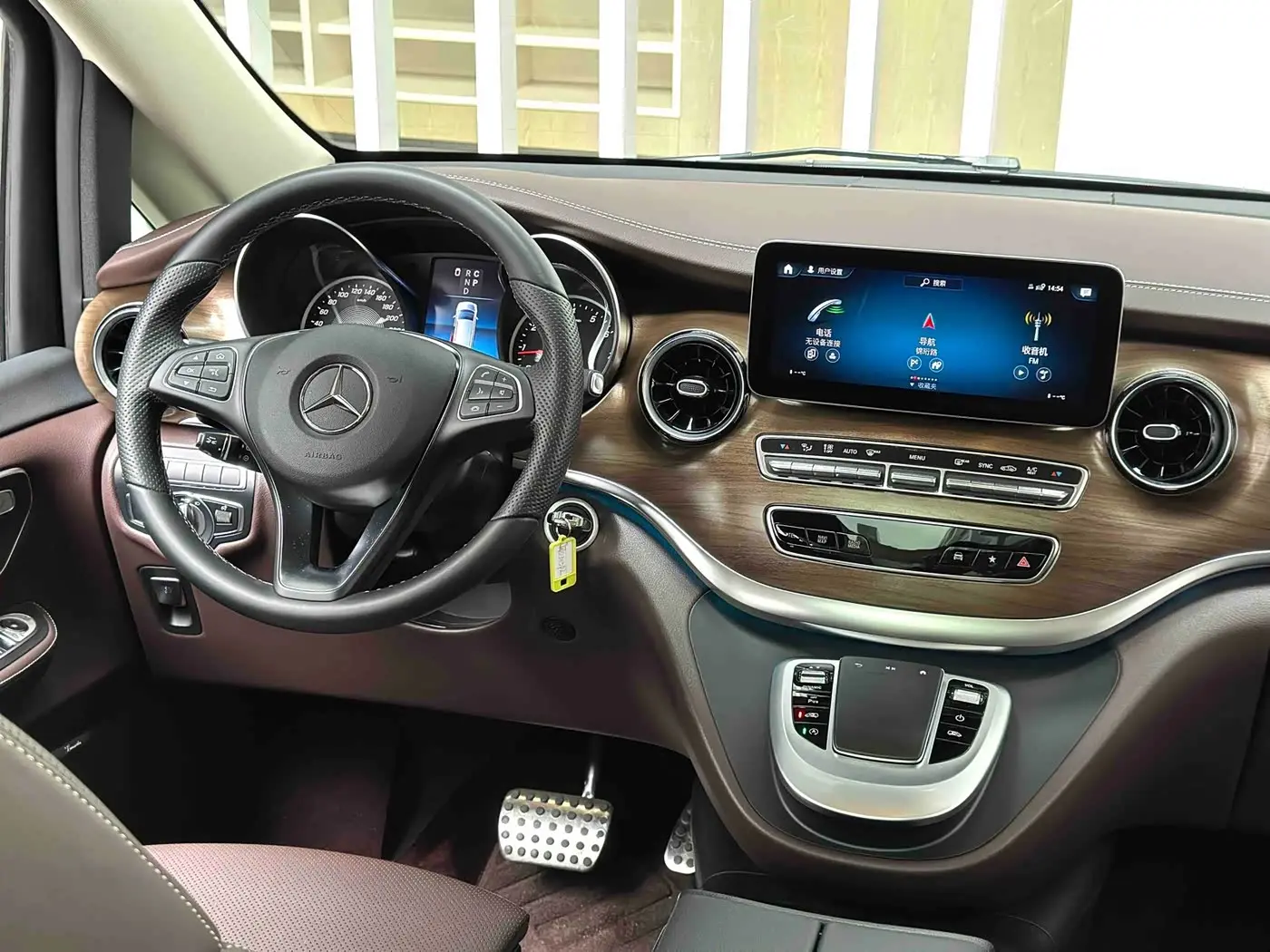 Mercedes-Benz V-Class 2024 — Photo 17/20