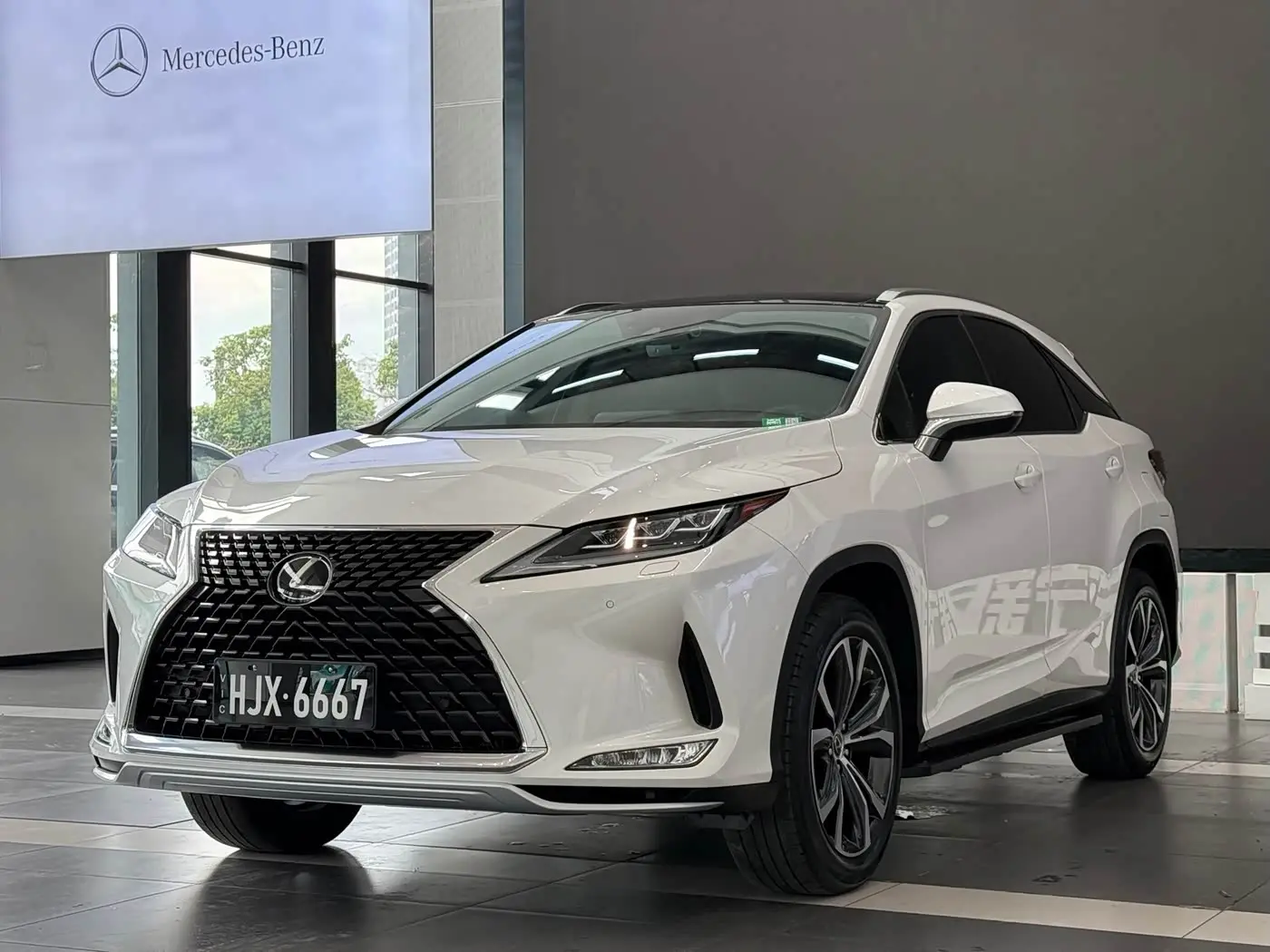 Lexus RX 2021 — Фото 1/17