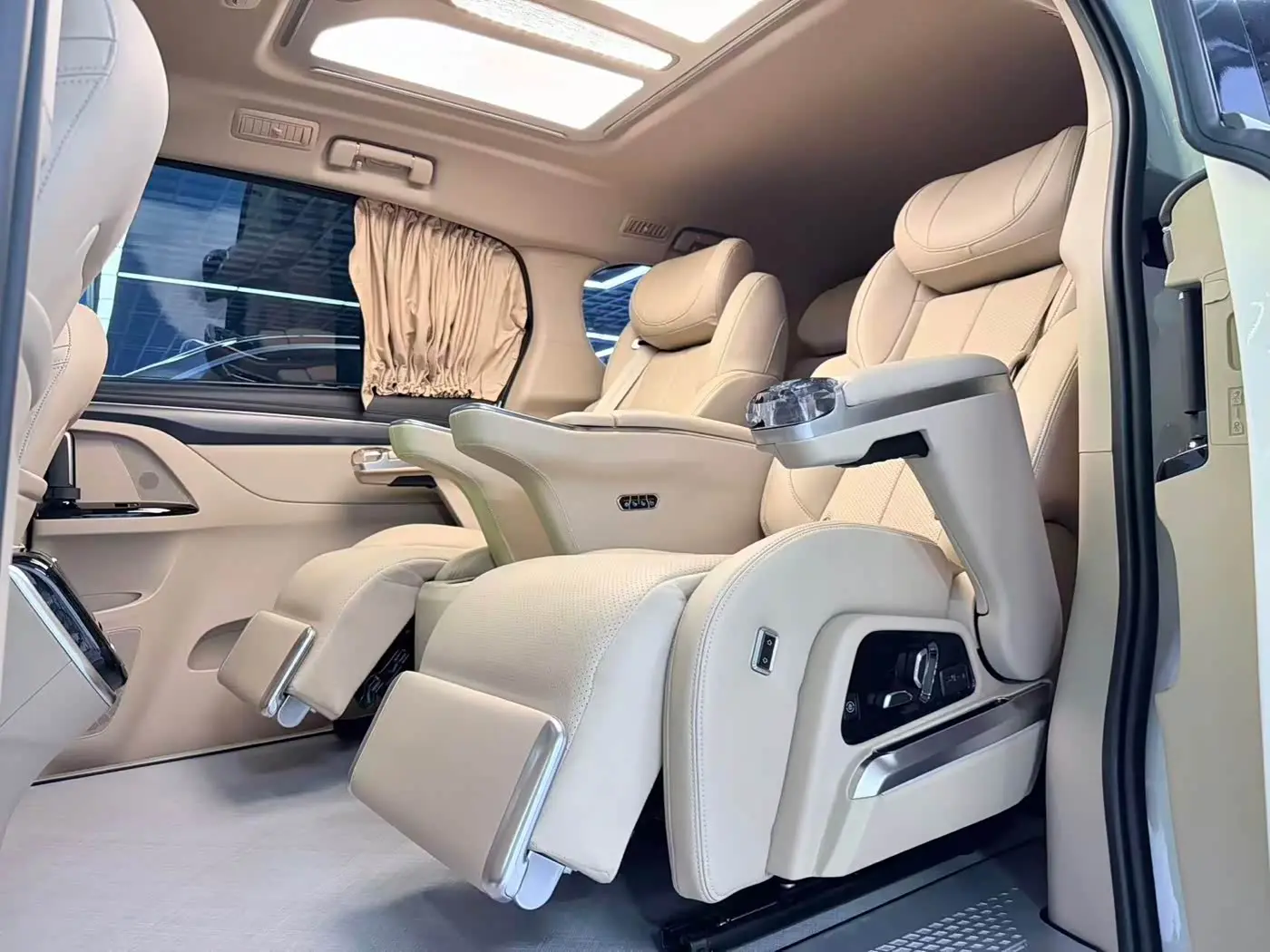 Buick GL8 New Energy 2025 — Photo 9/15