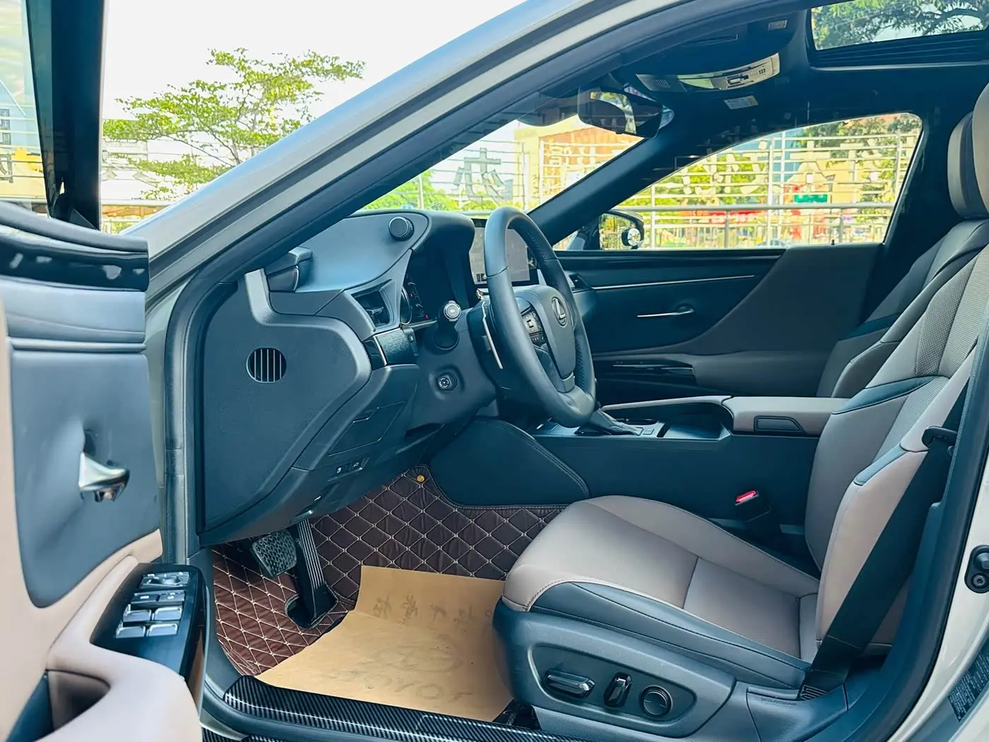 Lexus ES 2024 — Photo 13/20
