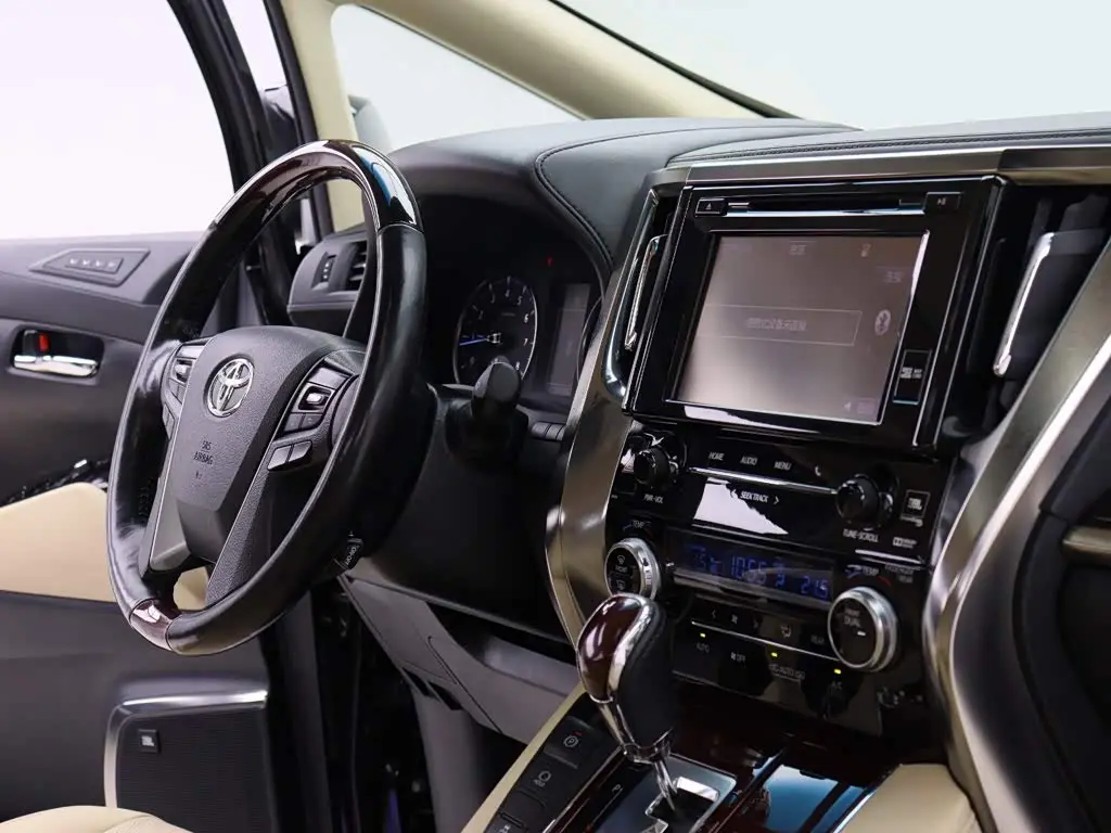 Toyota Alphard 2017 — Photo 14/20