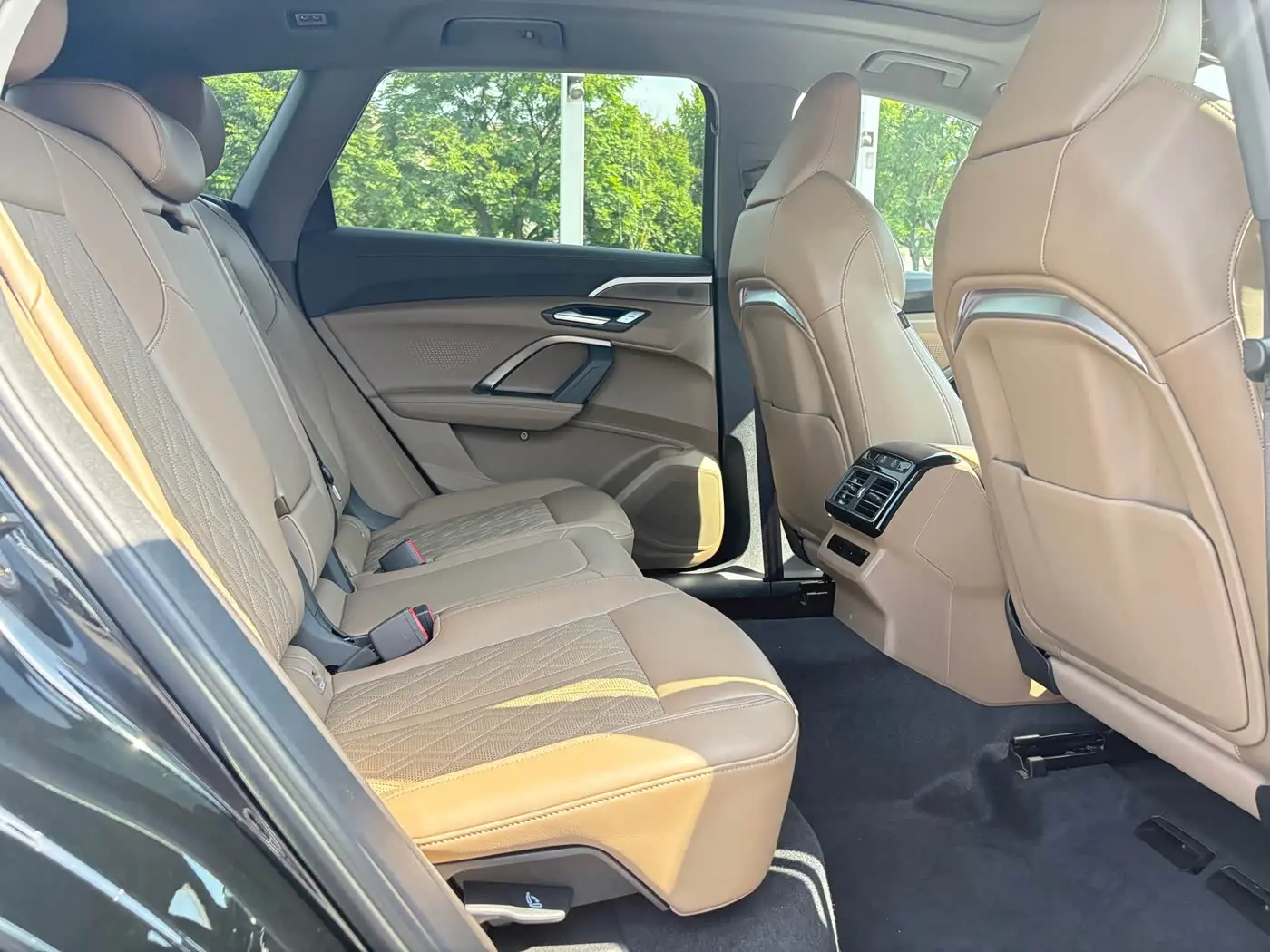Audi Q5L 2025 — Photo 9/19