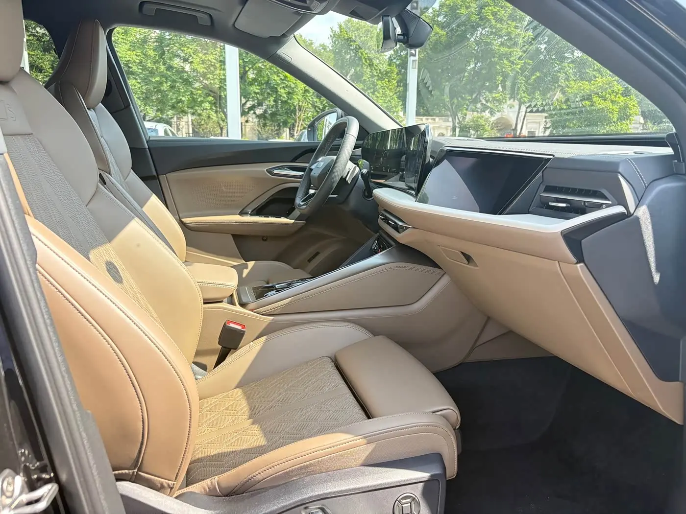 Audi Q5L 2025 — Photo 8/19