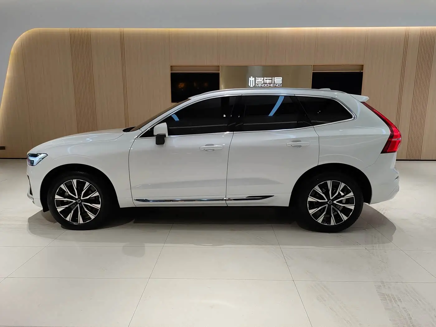 Volvo XC60 2022 — Фото 4/15