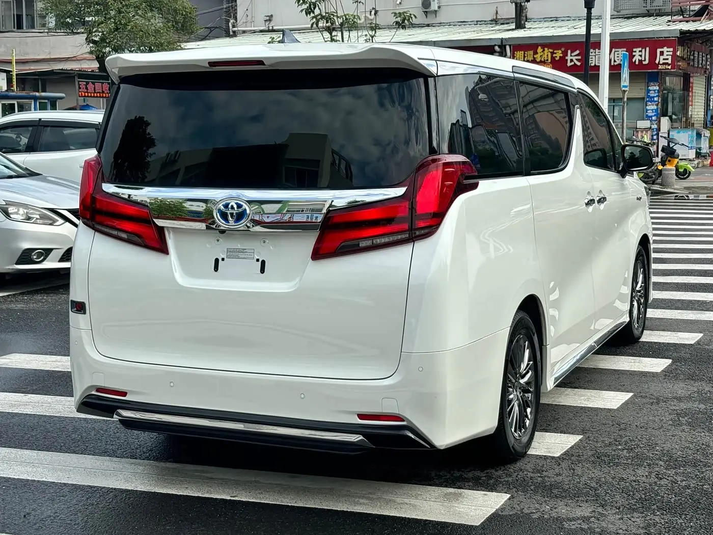 Toyota Alphard 2022 — Photo 6/17