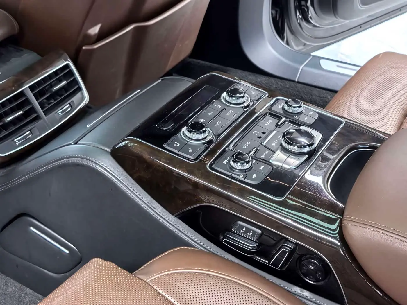 Audi A8 2014 — Şəkil 10/15