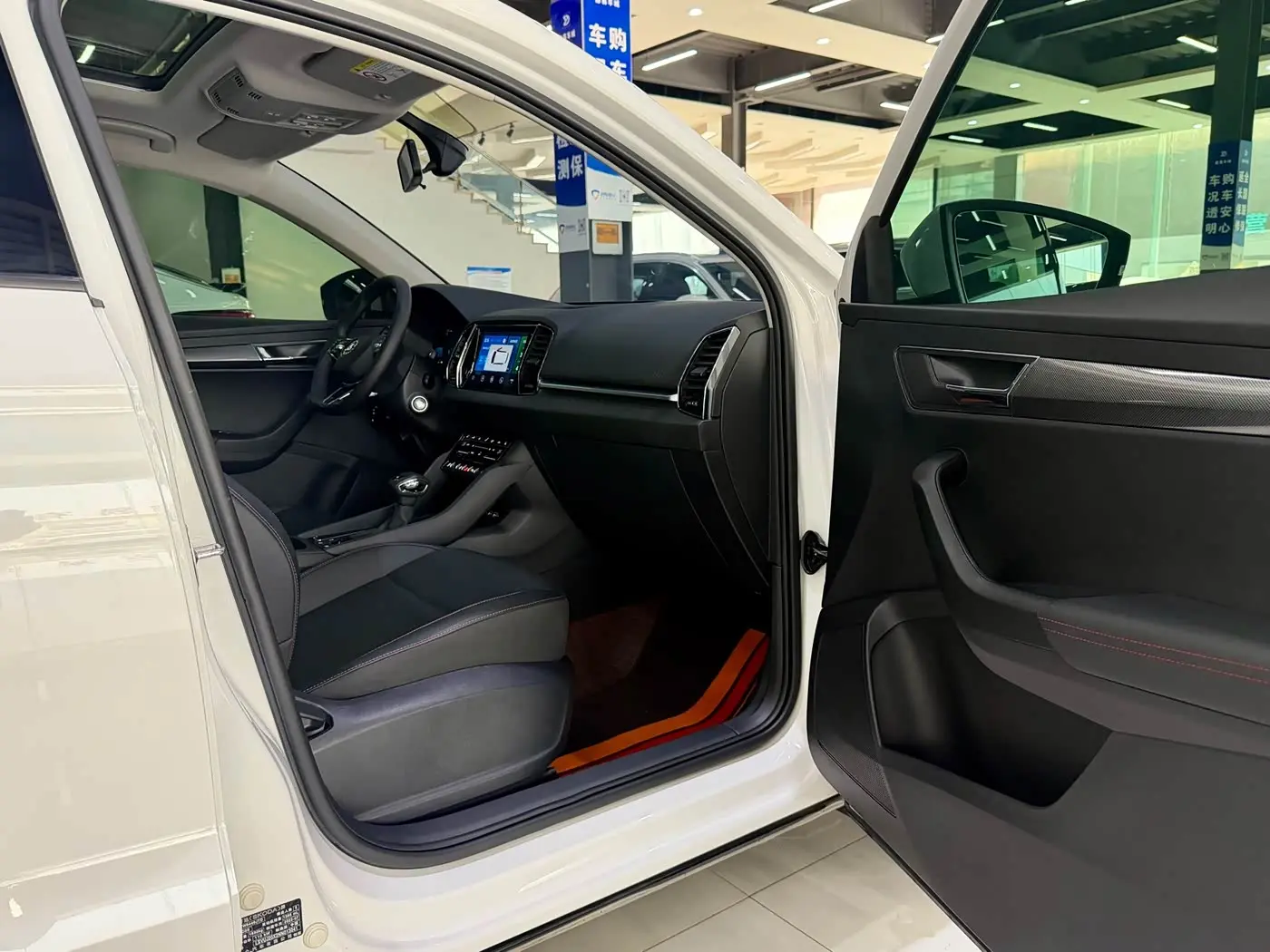 Škoda Karoq 2023 — Photo 10/17