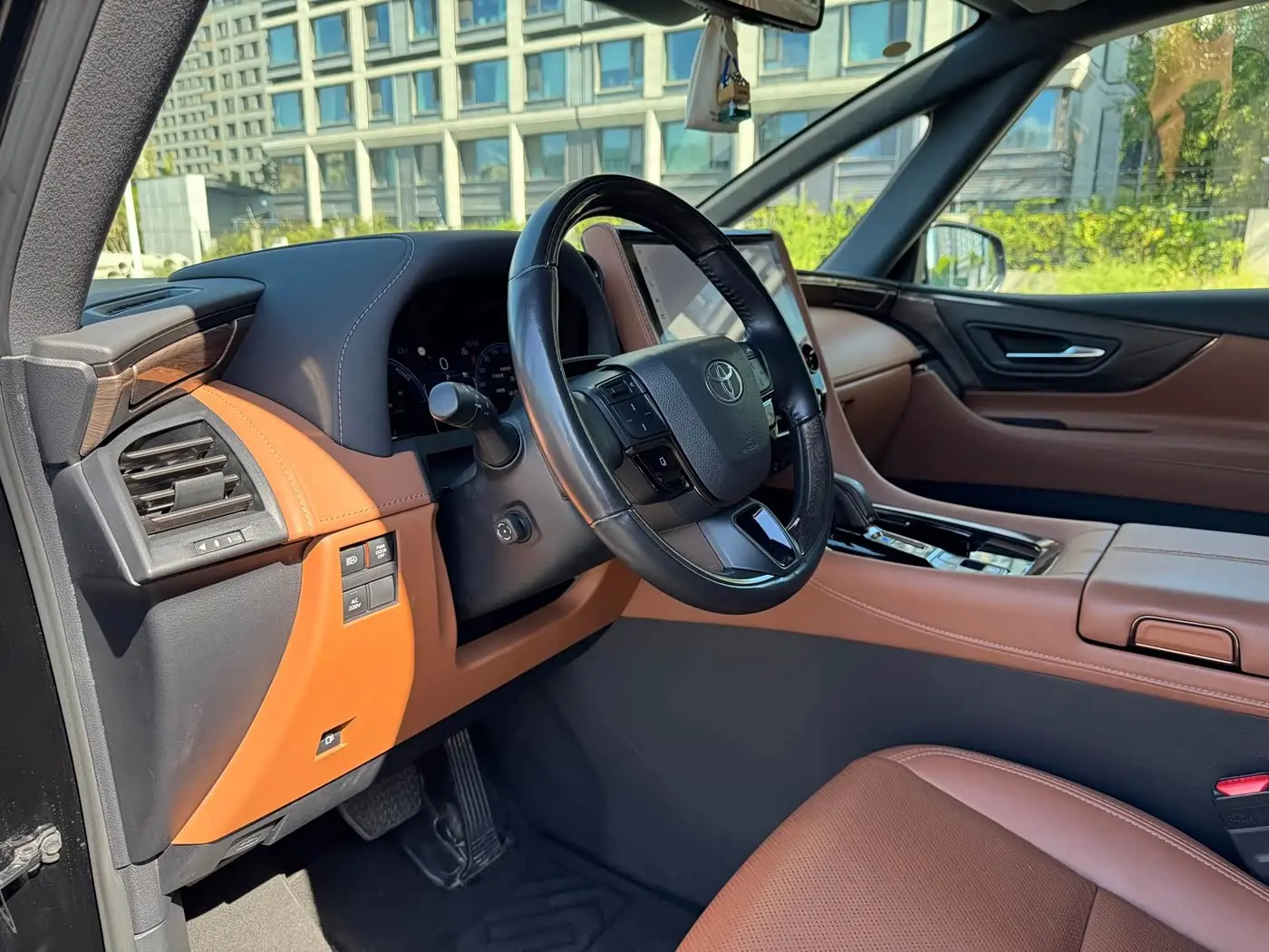 Toyota Alphard 2023 — Photo 10/20