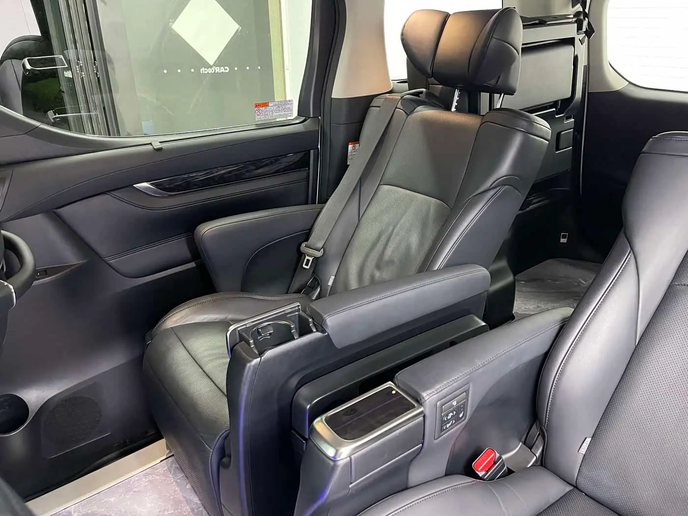 Toyota Vellfire 2022 — Photo 17/20