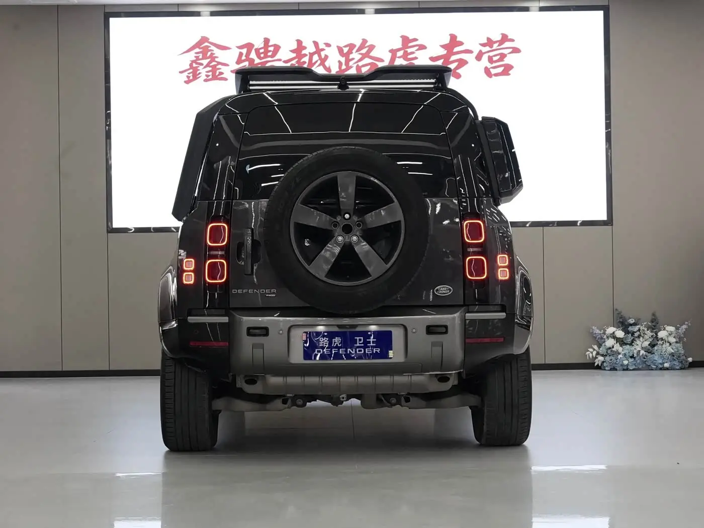Land Rover Defender 2023 — Photo 5/13